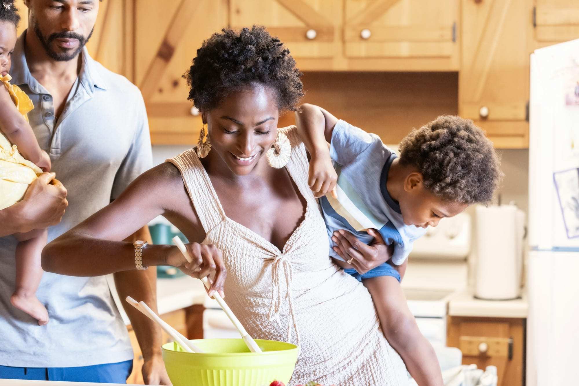 Família a cozinhar em conjunto na cozinha de casa